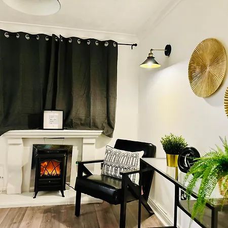 Holiday home Near Me - Sandwell 3 Bed Free Parking